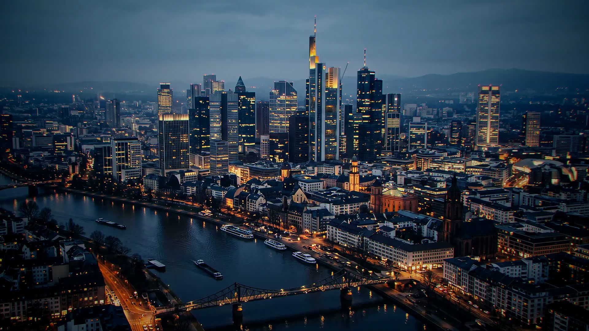 Frankfurter Skyline mit dem Main zur blauen Stunde